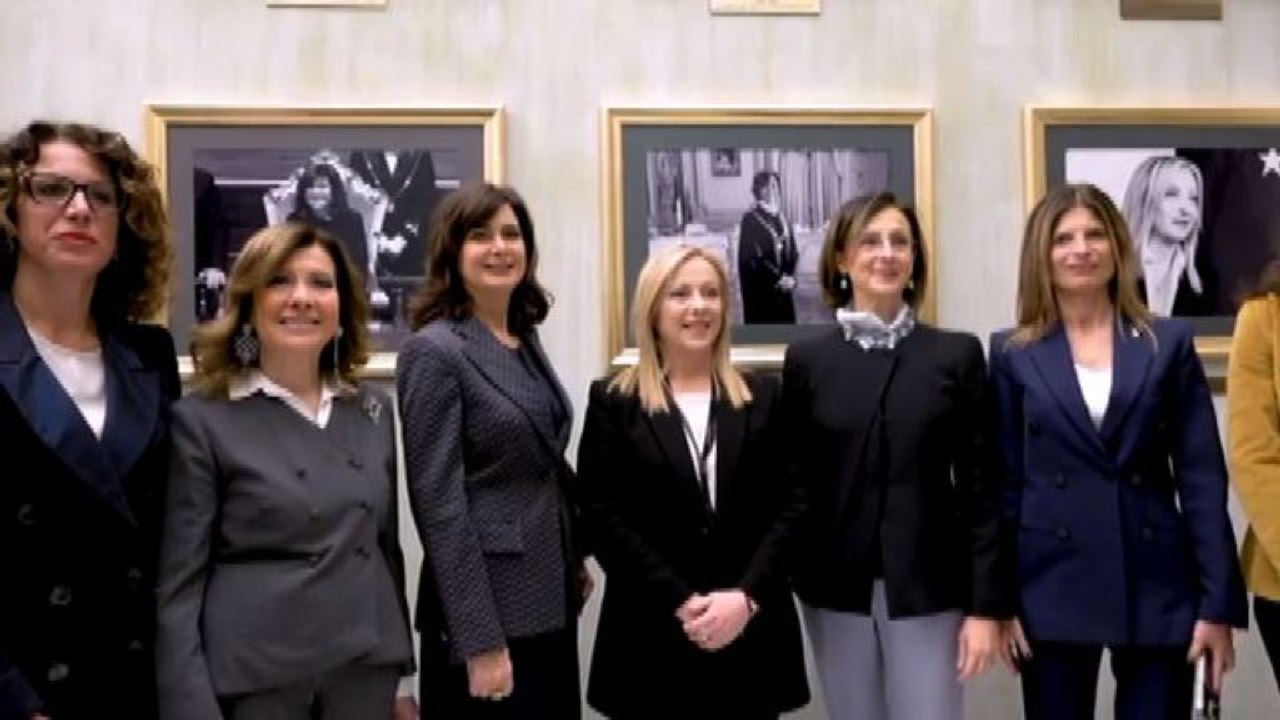A Montecitorio la foto di Meloni entra nella Sala delle donne