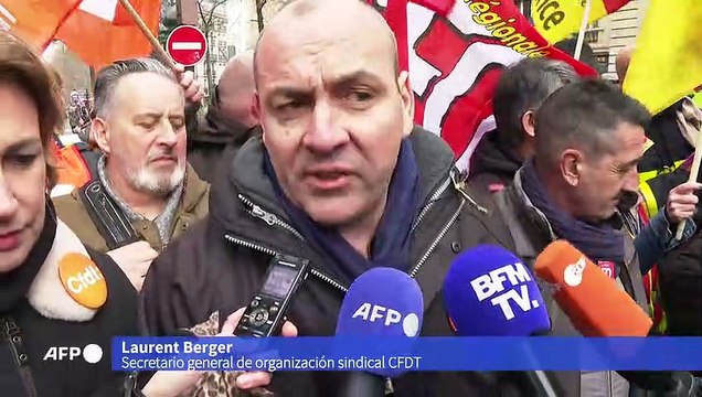 Sindicatos franceses intensifican su protesta contra reforma de pensiones