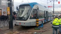 Sirkeci'de aynı yerde tramvay yeniden raydan çıktı
