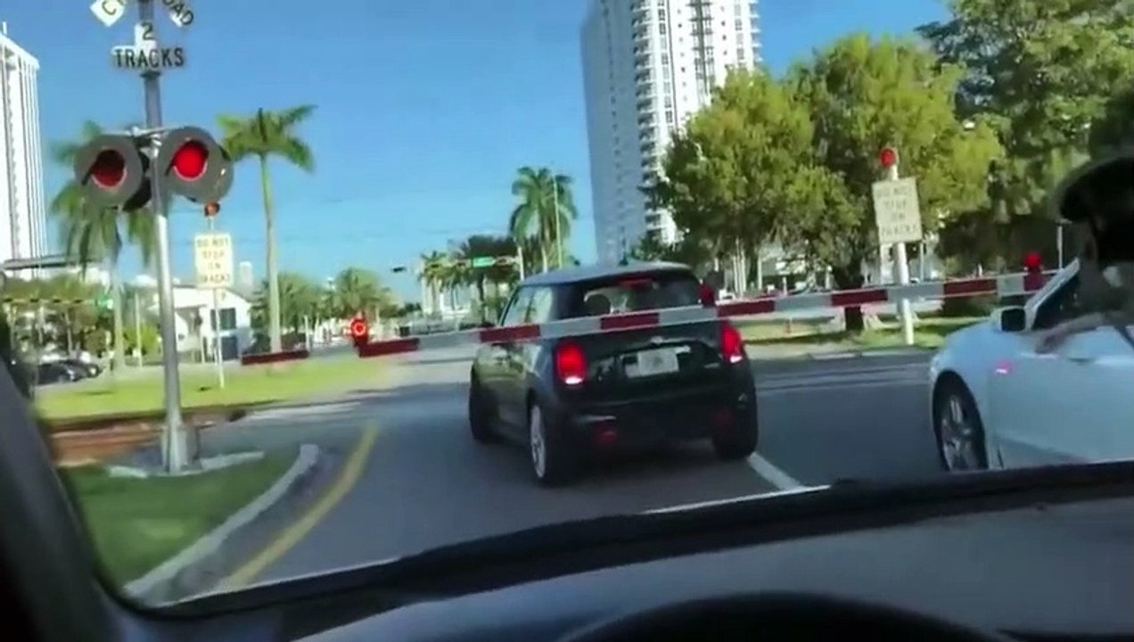 Coincé sur un passage à niveau, un automobiliste choisit le pire moment pour avancer