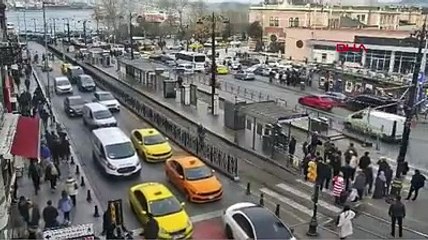 Fatih'te tramvay raydan çıkıp elektrik direğine çarptı