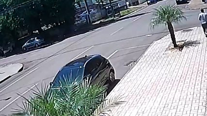 Veja por outro ângulo acidente que deixou motociclista ferido