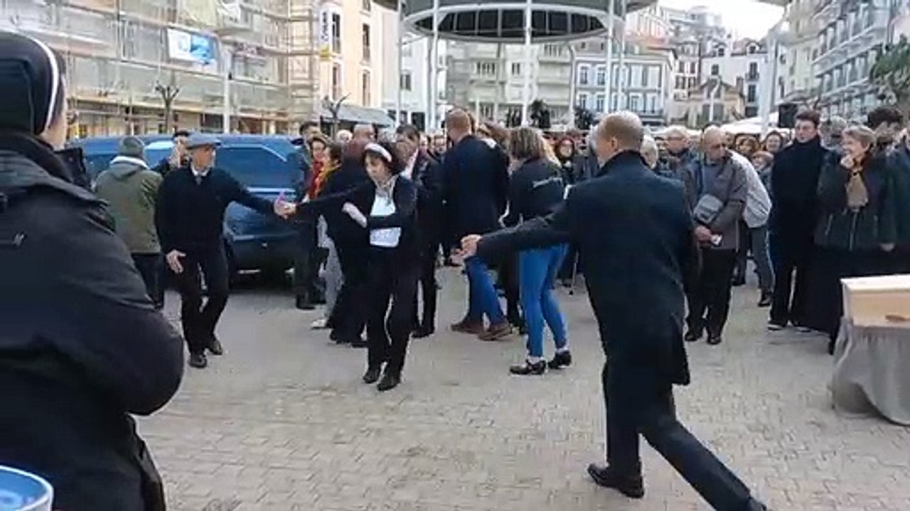 Insegnante uccisa a scuola da studente, il marito balla al funerale: “Era la nostra canzone”