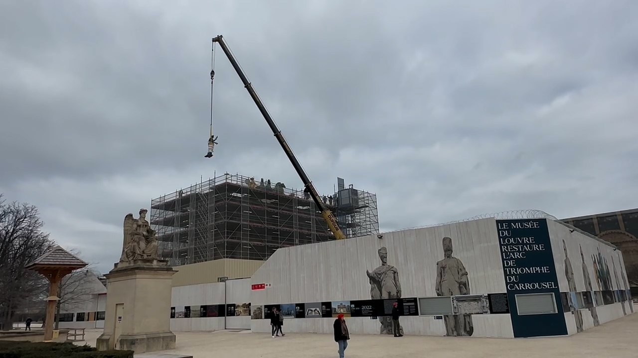 Un aurige dans le ciel de Paris : les travaux de restauration de l'arc du Carrousel débutent