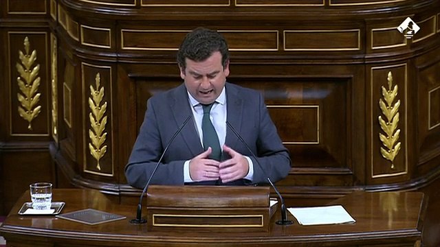 Vox enseña en el Congreso la foto de 'Tito Berni' con el pin de la Agenda 2030