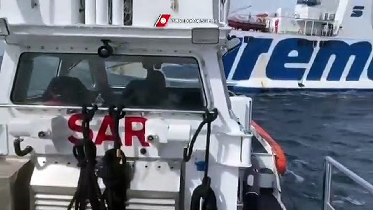 Incendio a bordo del traghetto alle Eolie, il video dei soccorsi ai cinque passeggeri