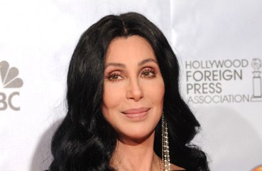 Cher recluta a su joven novio, Alexander Edwards, para su regreso musical