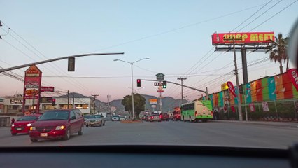 un paseo turistico por tijuana en una tarde hermosa recorriendo las calles de la ciudad