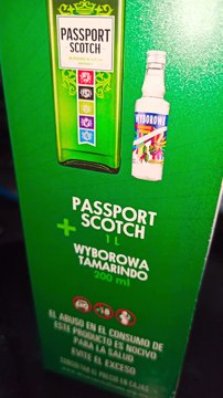 presentando una botella de whisky passport scotch con vodka de regalo sabor tamarindo