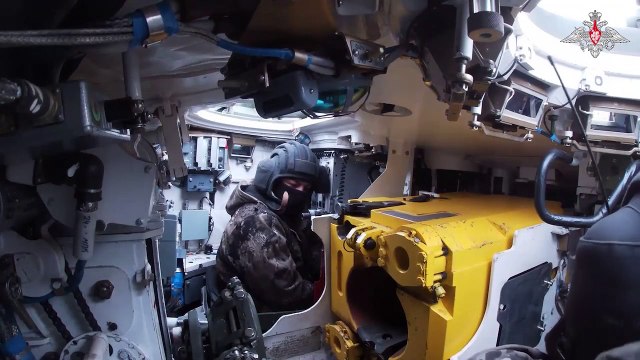 Vídeo mostra o ataque dos tanques T-90 russos as posições ucranianas em Kupyansk