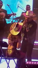 Christian Nodal le canta al oído a una mujer que no es Cazzu