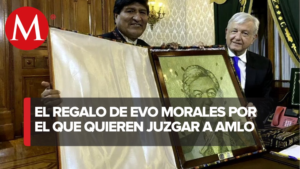 AMLO muestra regalo que le hizo Evo Morales, un retrato hecho con hojas de coca