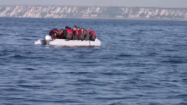 جدل في بريطانيا بين الحكومة والمعارضة بشأن التعامل مع طالبي اللجوء