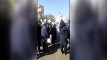 احتجاجات لأولياء أمور ضحايا التسمم في عدد من المدن الإيرانية