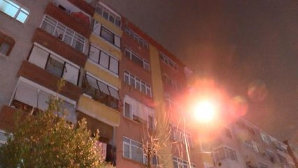 BAHÇELİEVLER'DE ÖNÜNDEKİ KALDIRIM ÇÖKEN APARTMAN TEDBİR AMAÇLI BOŞALTILDI