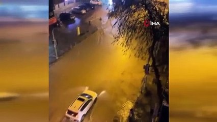 İzmir’de yağmur hayatı felç etti: Araçlar oluşan çukurlara düştü