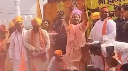 गोरखपुर: होली पर्व पर सराबोर हुए सीएम योगी,अबीर गुलाल और फूलों की खेली होली