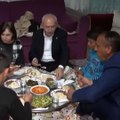 Kılıçdaroğlu'nun yemeğin etli kısmını küçük çocuğa çevirdiği anlar gündem oldu