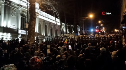 Gürcistan’ın başkenti Tiflis’te parlamento binası önündeki protestoya güvenlik güçleri müdahale etti