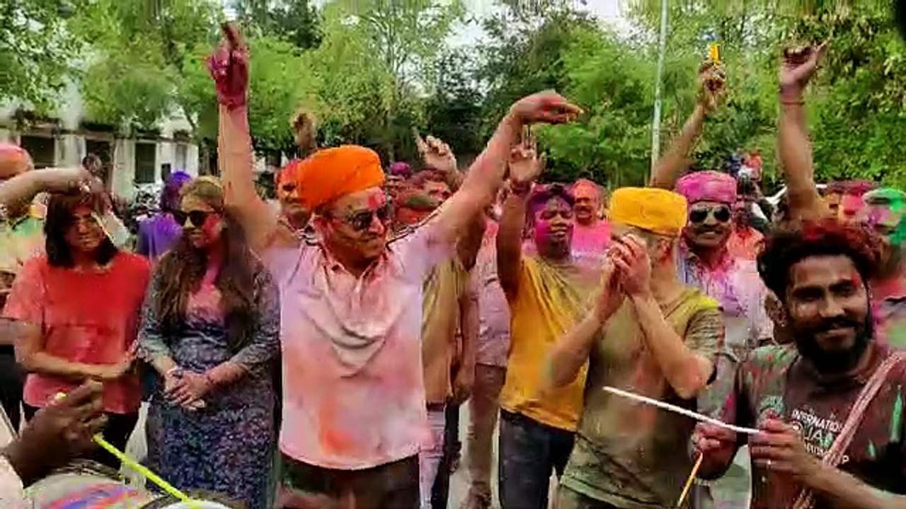 Video- जवानों के संग नाचे एसपी, पुलिसलाइन में बिखरे होली के रंग