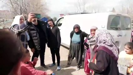 Ekibi ile köy köy geziyor