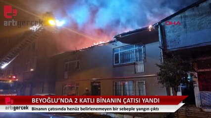 Beyoğlu'nda binanın çatısı alev alev yandı