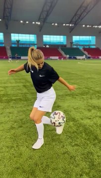 Cette joueuse de foot maitrise la balle à la perfection