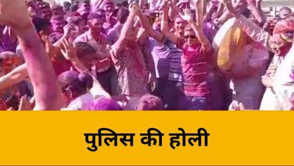 बीकानेर: ढोल पर जमकर नाचे पुलिस के जवान,रंग गुलाल लगा कर दी होली की शुभकामनाएं