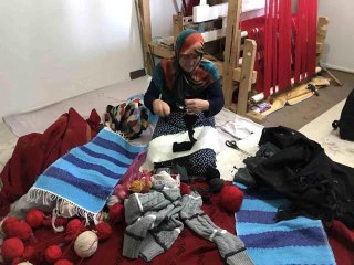 Bayburtlu bu kadının on parmağında on marifet