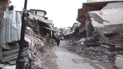 Tarihi Demirciler Çarşısı depremde ağır hasar aldı