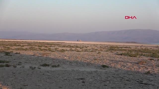 VAN-KURAKLIĞA DİKKAT ÇEKMEK İÇİN, ZERNAKİ TEPE'YE TIRMANIP PANKART AÇTILAR