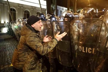 Gürcistan'da parlamento önündeki protestoda 66 gözaltı50'ye yakın polis yaralandı