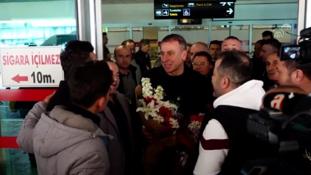 İstifa eden Abdullah Avcı'yı taraftarlar çiçekle karşıladı