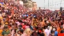 तस्वीरों में बनारस की होली: घाटों पर मदमस्त नजर आए लोग, बीच सड़क किया डांस