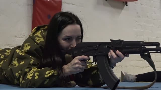 Cada vez más mujeres rusas reciben entrenamiento militar