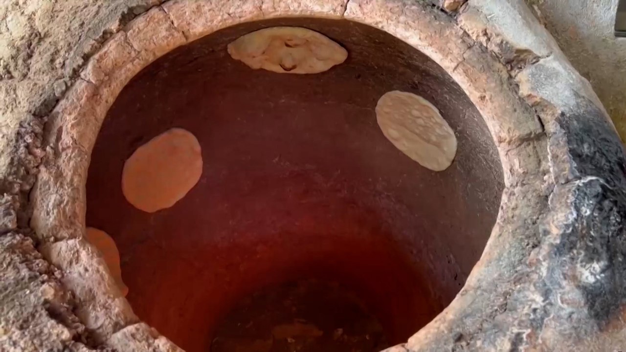 صناعة التنور.. مهنة تأبى الاندثار في العراق