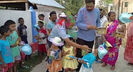 চা বাগানের শ্রমিক পরিবারগুলির সঙ্গে হোলি খেললেন কালচিনির বিডিও