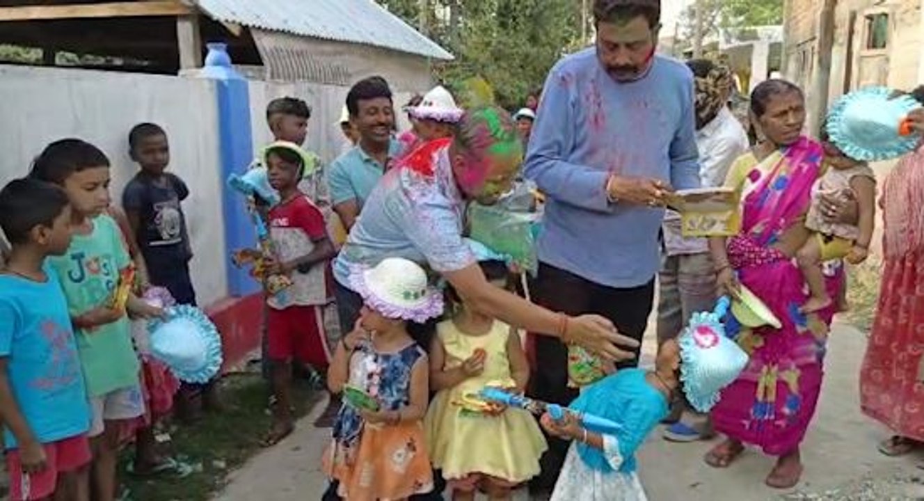 চা বাগানের শ্রমিক পরিবারগুলির সঙ্গে হোলি খেললেন...