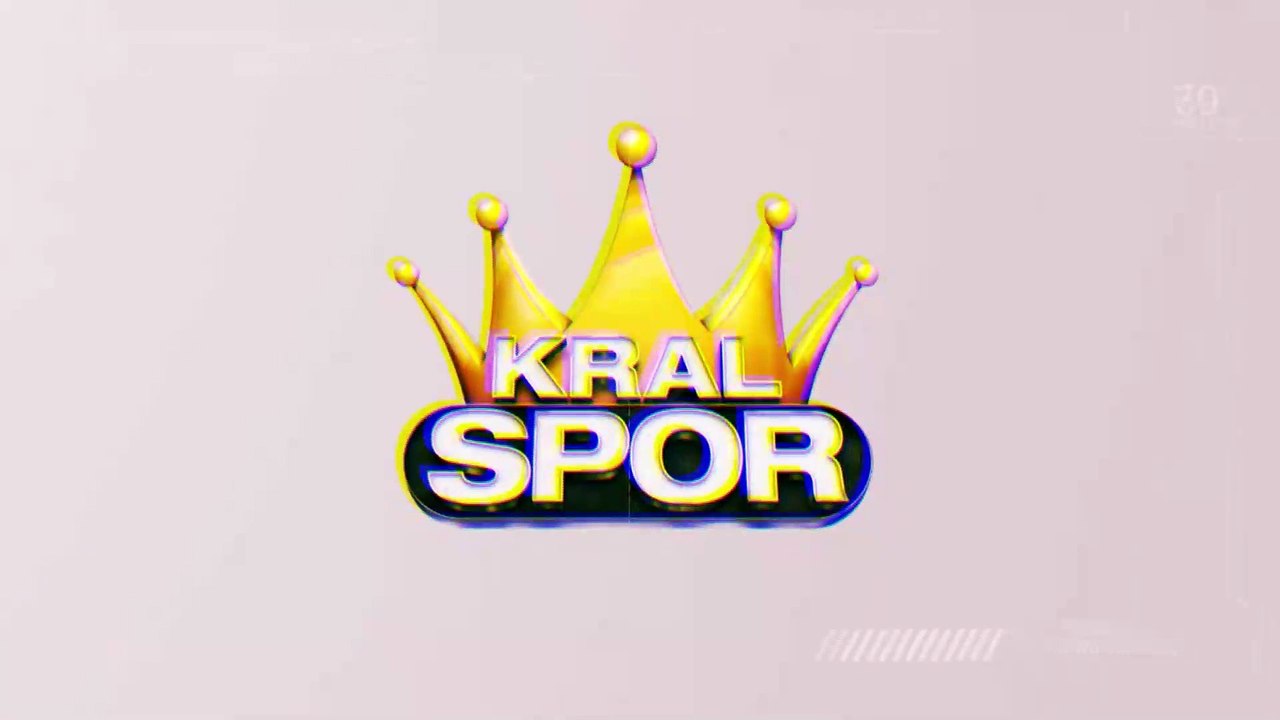 KKTC Cumhurbaşkanı Ersin Tatar, topa kafa atmak isterken yere düştü