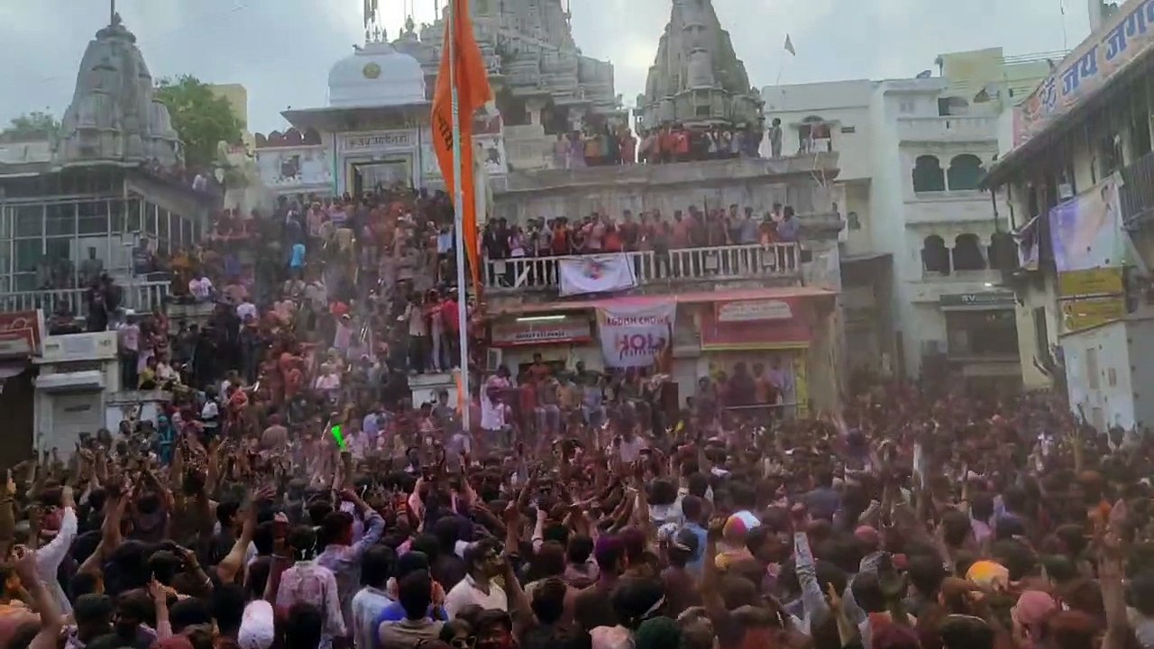 Video ...धुलेंडी पर्व पर जगदीश चौक में देशी- विदेशी सैलानियों ने जमकर खेला रंग