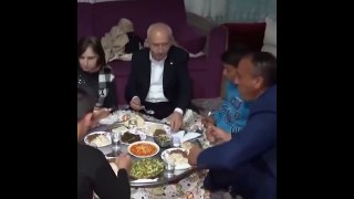 Kılıçdaroğlu’nun tabağındaki eti çocuğa verdiği görüntüler gündem oldu