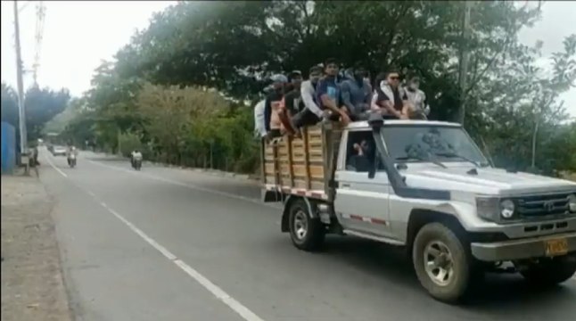 Grupos amenazan a conductores para que bloqueen vías : vocero de transportadores sobre paro minero en Antioquia