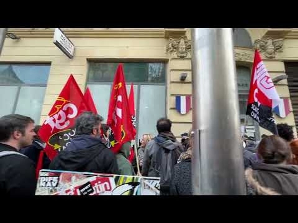 Marseille : syndicats et lycéens rassemblés devant le commissariat de Noaille