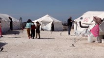 متطوعون يقدمون دعما نفسيا للأطفال الناجين من زلزال سوريا