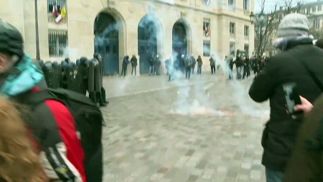 Greves e protestos continuam na França