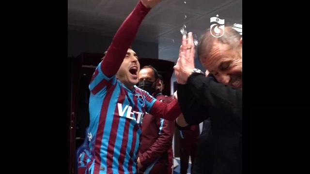 Trabzonspor Abdullah Avcı’ya çiçekler ve özel kliple veda etti