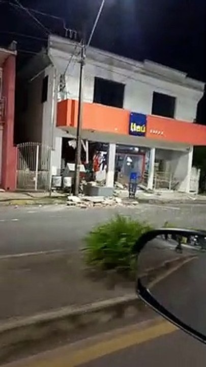 Bandidos fortemente armados explodem agências bancárias em Imbituva