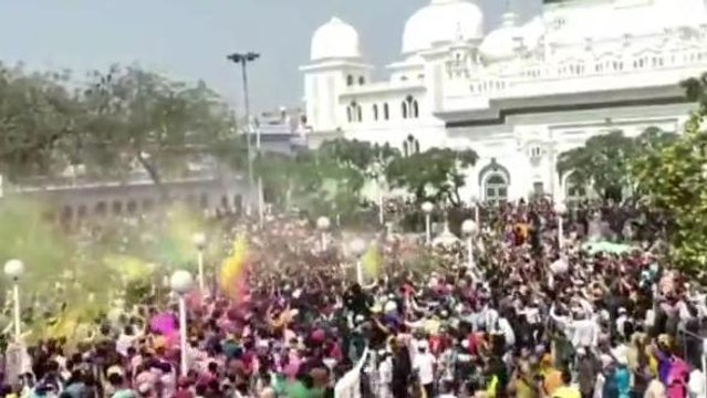 बाराबंकी: एकता की मिशाल पेशकर देवा शरीफ दरगाह में जमकर खेली गई होली