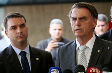 Flávio Bolsonaro divulga volta do pai ao Brasil, mas apaga post em seguida