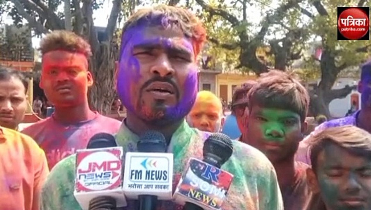 Unnao Holi: जैतीपुर की होली में रंग खेलने का कं...